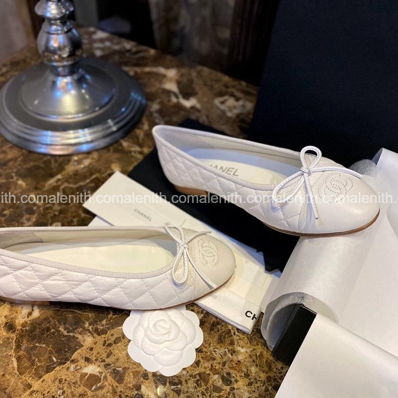 Elephant Grain Calf Leather Quilted White Flats